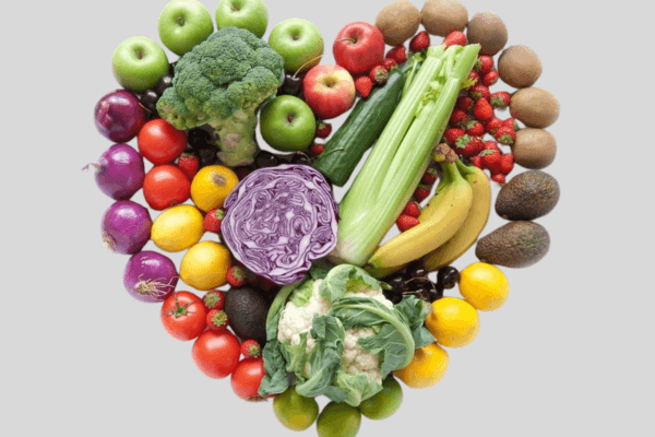 Alimentos que aumentam a imunidade: salmão grelhado, frutas cítricas, legumes verdes e oleaginosas sobre uma mesa saudável.